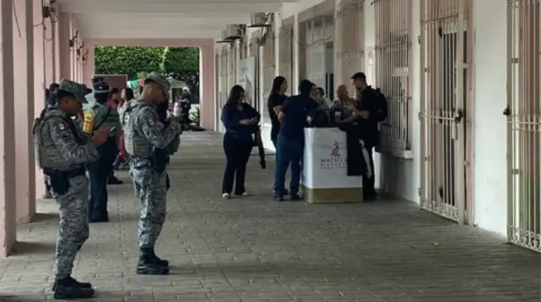 Dejan cabeza humana y mensaje de amenaza en Palacio Municipal de Mazatl&aacute;n, Sinaloa