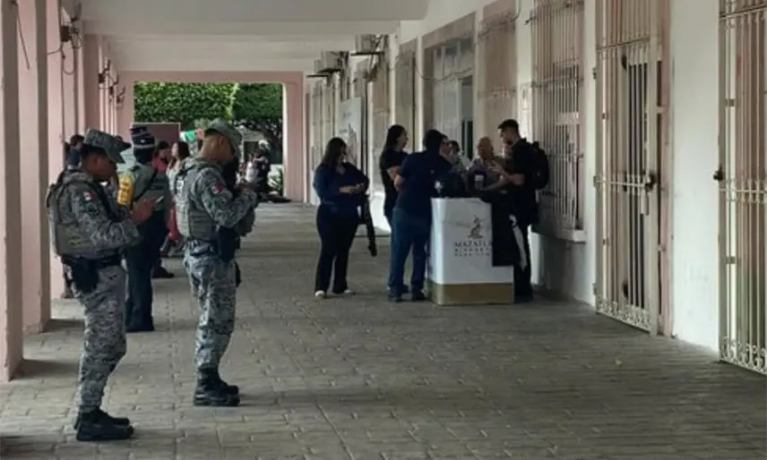 Dejan cabeza humana y mensaje de amenaza en Palacio Municipal de Mazatlán, Sinaloa