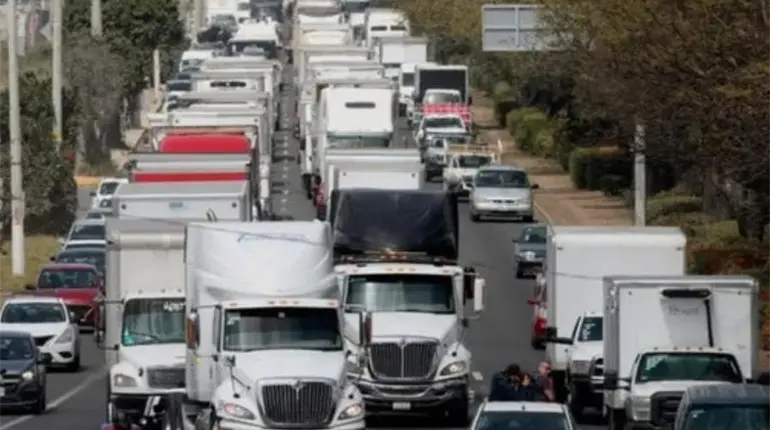Acuerdan transportistas retirar bloqueos tras di&aacute;logo con Gobernaci&oacute;n