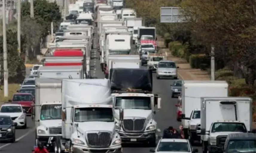 Acuerdan transportistas retirar bloqueos tras diálogo con Gobernación