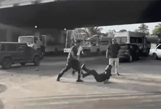 Graban violento enfrentamiento bajo puente La Isla; hombre termina inconsciente
