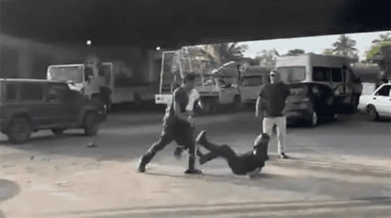 Graban violento enfrentamiento bajo el puente La Isla; un hombre termin&oacute; inconsciente