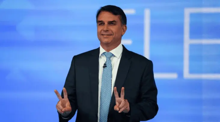 Flávio Bolsonaro llega a EE. UU. tras autorización de Trump, según CNN