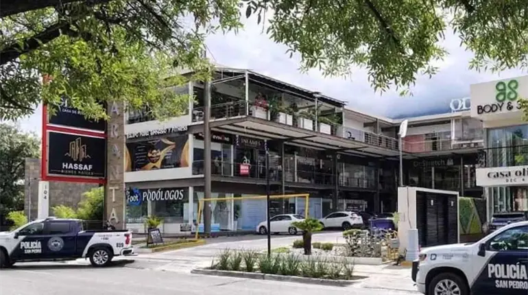 Detienen a guardias de seguridad por abrir boquete y saquear joyer&iacute;a en plaza comercial de Nuevo Le&oacute;n