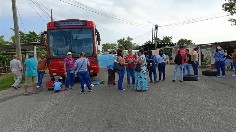 Con bloqueo de casi 5 horas, habitantes de rancher&iacute;as en Centro logran atenci&oacute;n a obras solicitadas
