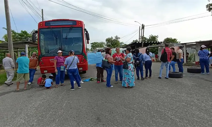 Con bloqueo de casi 5 horas, habitantes de rancherías en Centro logran atención a obras solicitadas