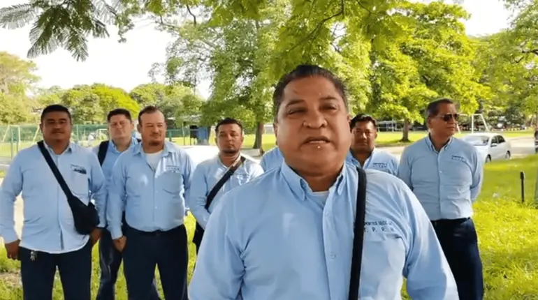 Choferes de la Secci&oacute;n 44 levantan protesta en Nuevo Pemex tras acuerdo de pago