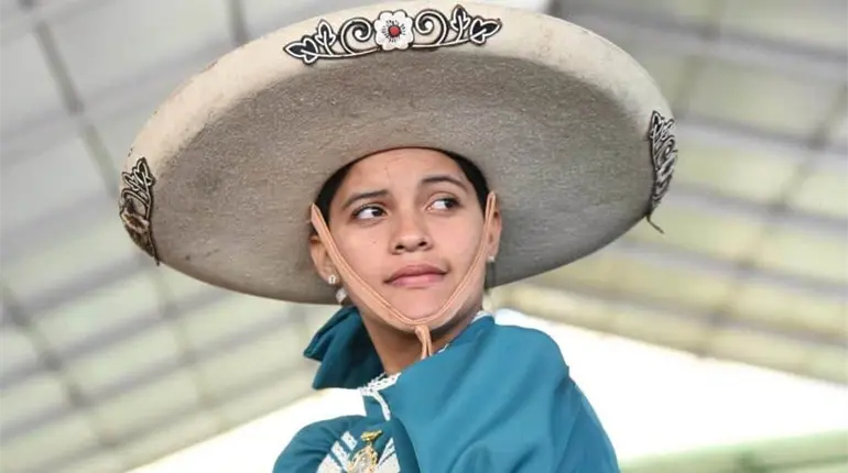 Tabasque&ntilde;a Valeria Franco conquista el coleadero femenil en el Nacional Charro, la primera en la historia