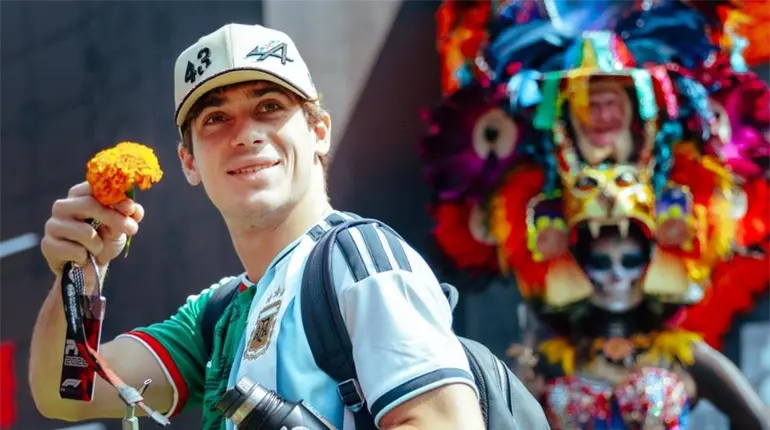 Sorprende el piloto Franco Colapinto posando con una camisa combinada de la Selecci&oacute;n de M&eacute;xico y Argentina
