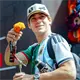 Sorprende el piloto Franco Colapinto posando con una camisa combinada de la Selecci&oacute;n de M&eacute;xico y Argentina