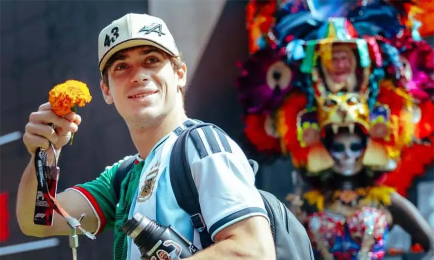 Sorprende el piloto Franco Colapinto posando con una camisa combinada de la Selección de México y Argentina