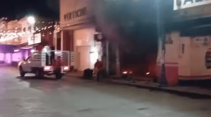 Incendio consume zapatería en Macuspana; PC intentó sofocarlo ¡a cubetazos!