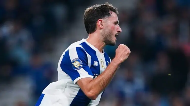 Santiago Gim&eacute;nez anot&oacute; el penal que le dio el pase a semifinales al Porto en la Copa de Liga de Portugal