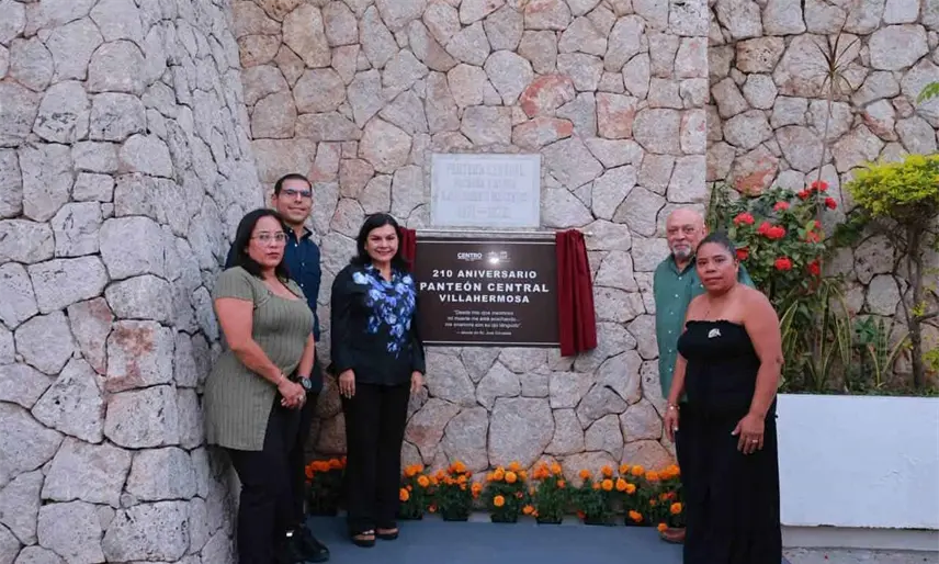 Develan placa del 210 Aniversario del Panteón Central de Villahermosa