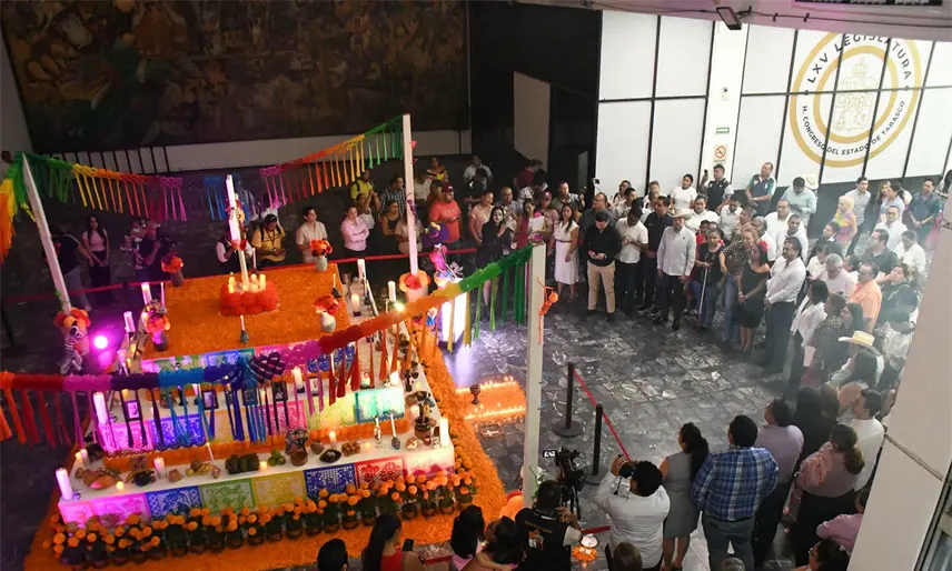 Inauguran Altar del Día de Muertos en el Congreso local