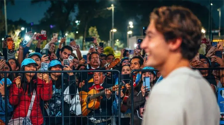 Fan&aacute;ticos mexicanos sorprenden con serenata a George Russell a las afueras de su hotel, previo al GP de M&eacute;xico