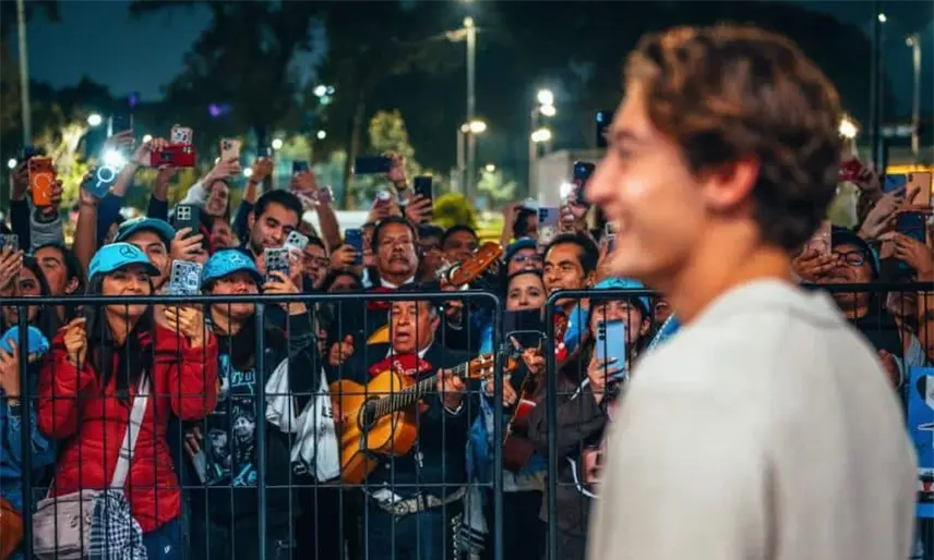 Fanáticos mexicanos sorprenden con serenata a George Russell a las afueras de su hotel, previo al GP de México