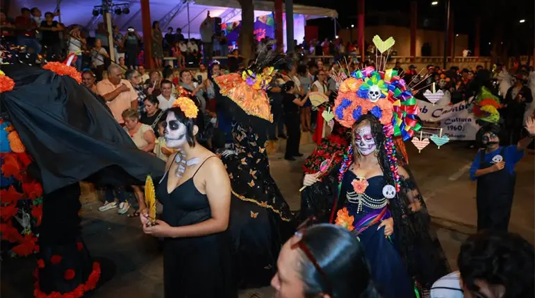 Desfile de catrinas y los catrines engalana las calles del Barrio M&aacute;gico de Villahermosa