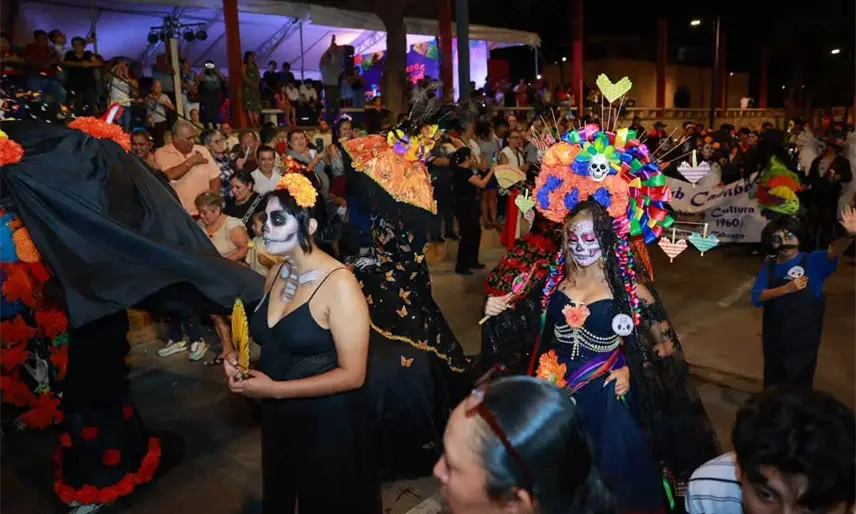 Desfile de catrinas y los catrines engalana las calles del Barrio Mágico de Villahermosa