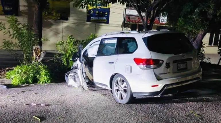 Chocan camioneta en Boulevard de Comalcalco y la dejan abandonada