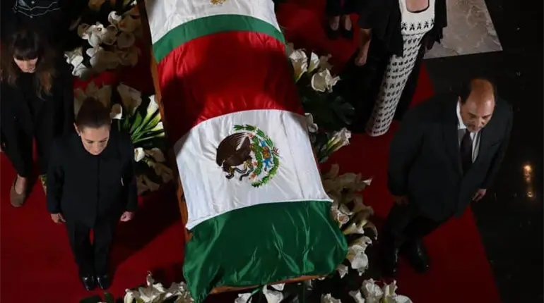 Familiares, pol&iacute;ticos y ciudadanos rinden homenaje a Cuauht&eacute;moc C&aacute;rdenas en Bellas Artes