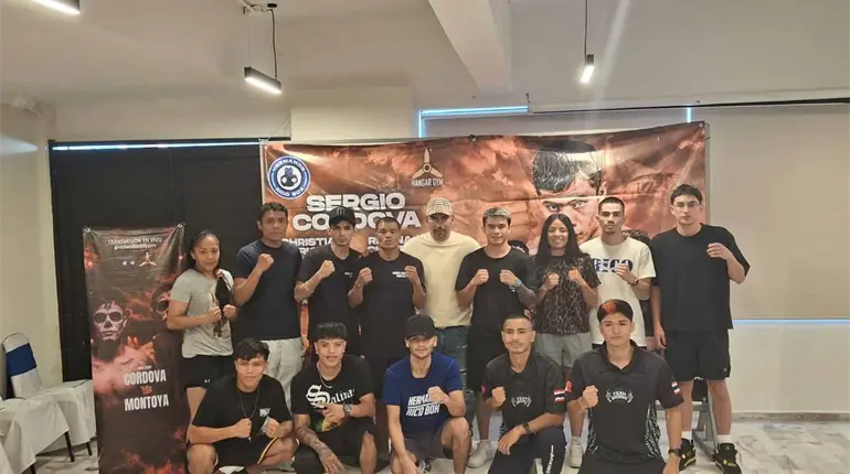 Boxeadores cumplen en la b&aacute;scula en el pesaje oficial en "Noche de Nocaut"