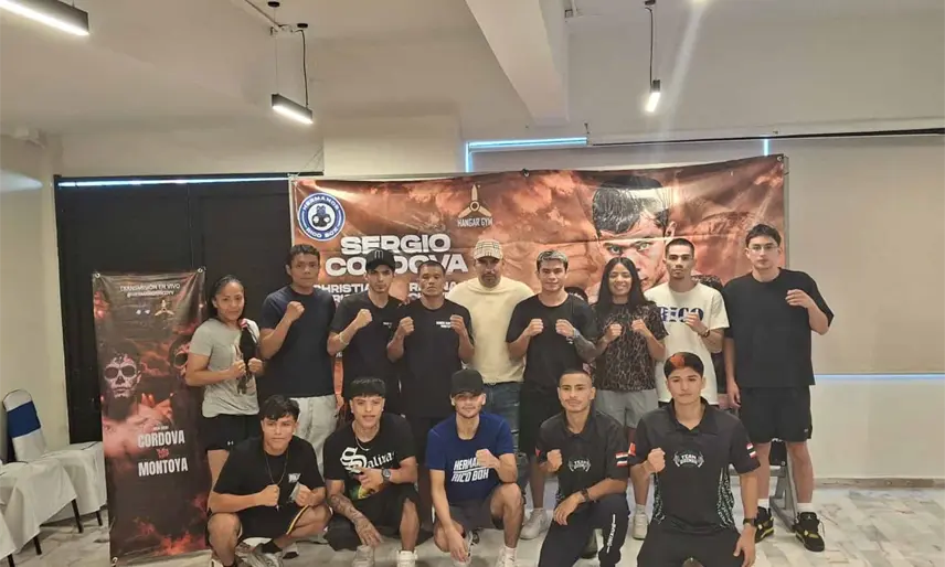 Boxeadores cumplen en la báscula en el pesaje oficial en "Noche de Nocaut"